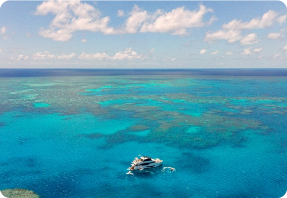 グレートバリアリーフの海と船